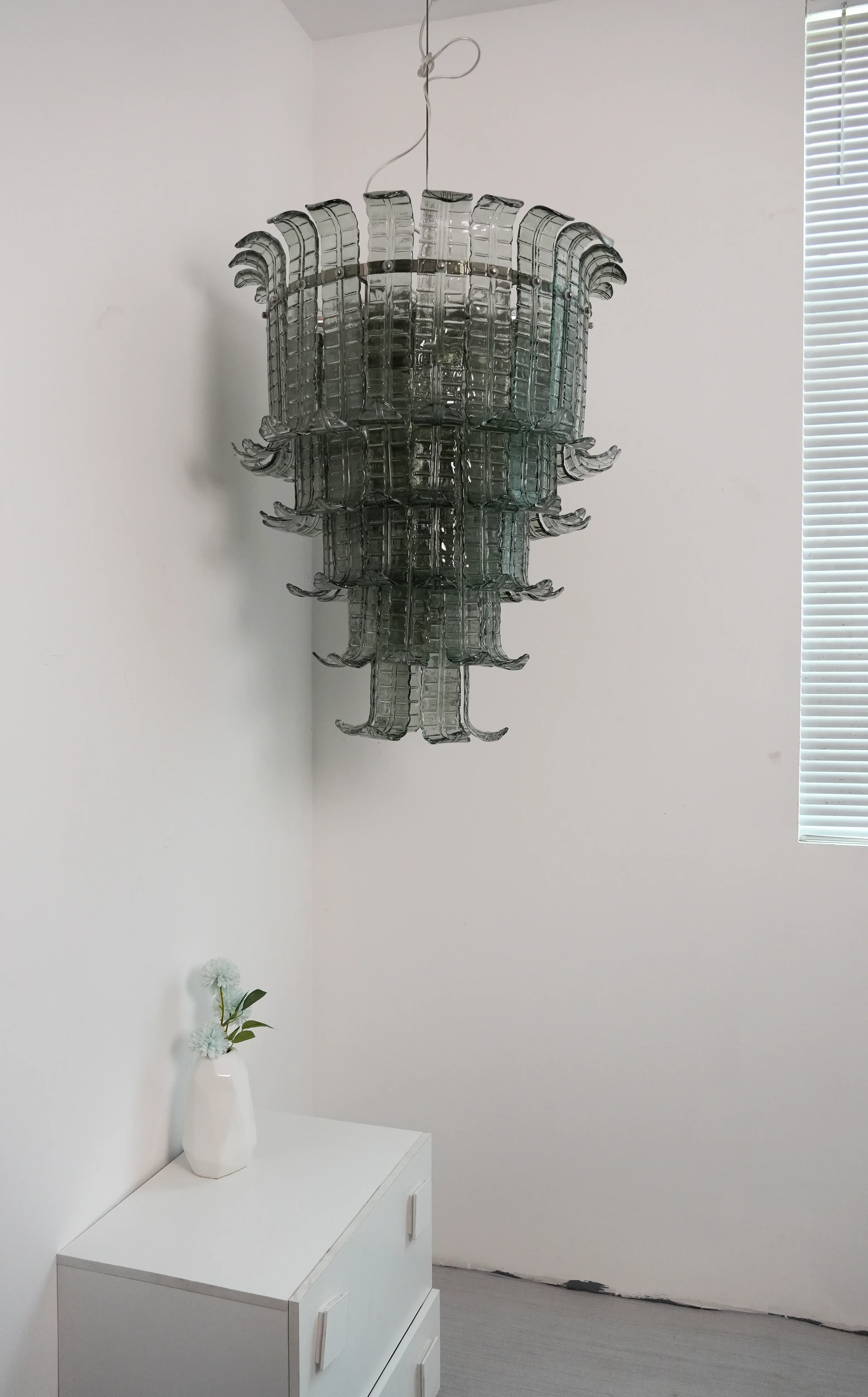 Elegant Leaf-Shaped Murano Glass Chandelier - Image 4