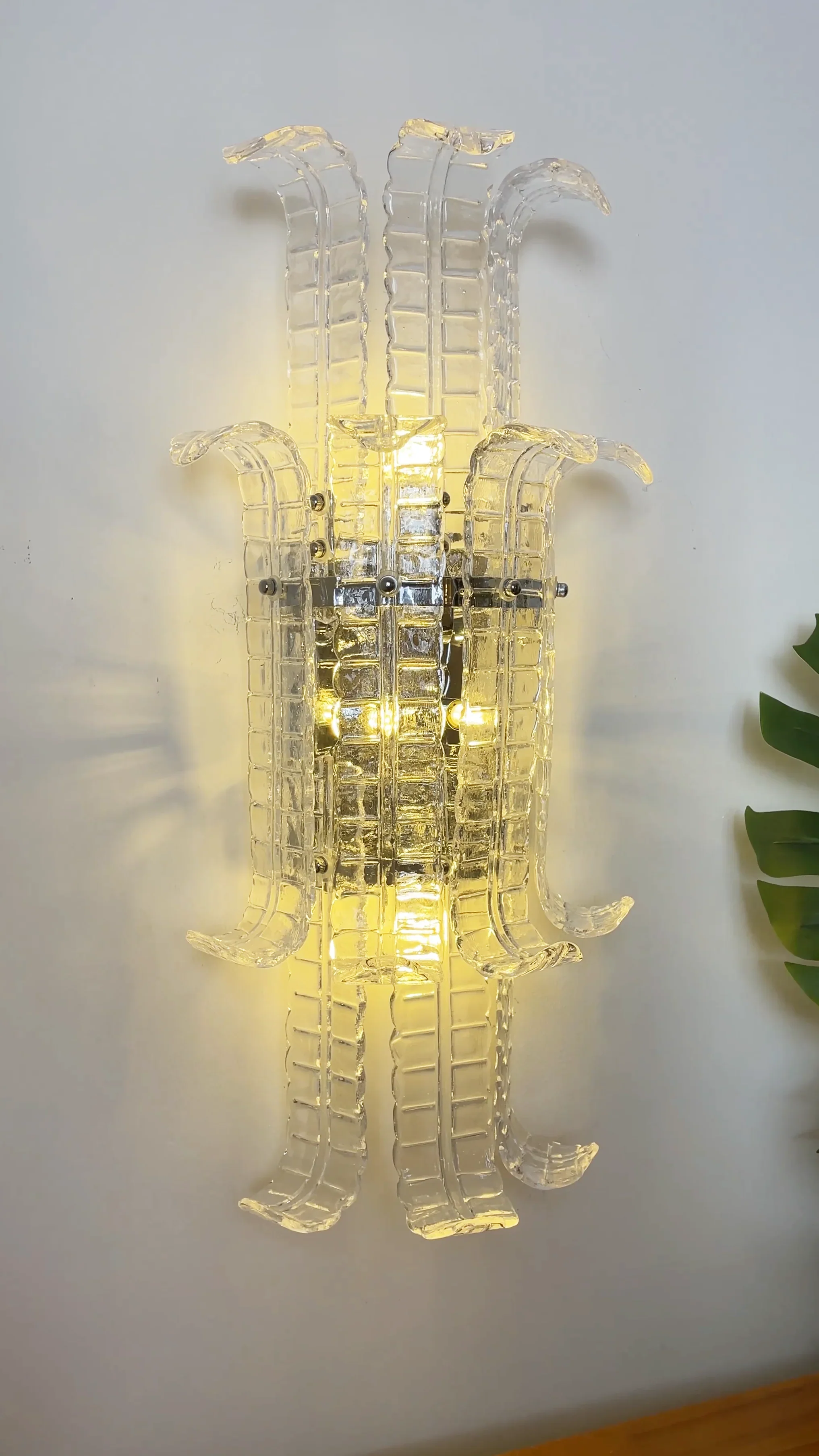 Elegant Murano Leaf Shape Glass Wall Sconce - Image 10