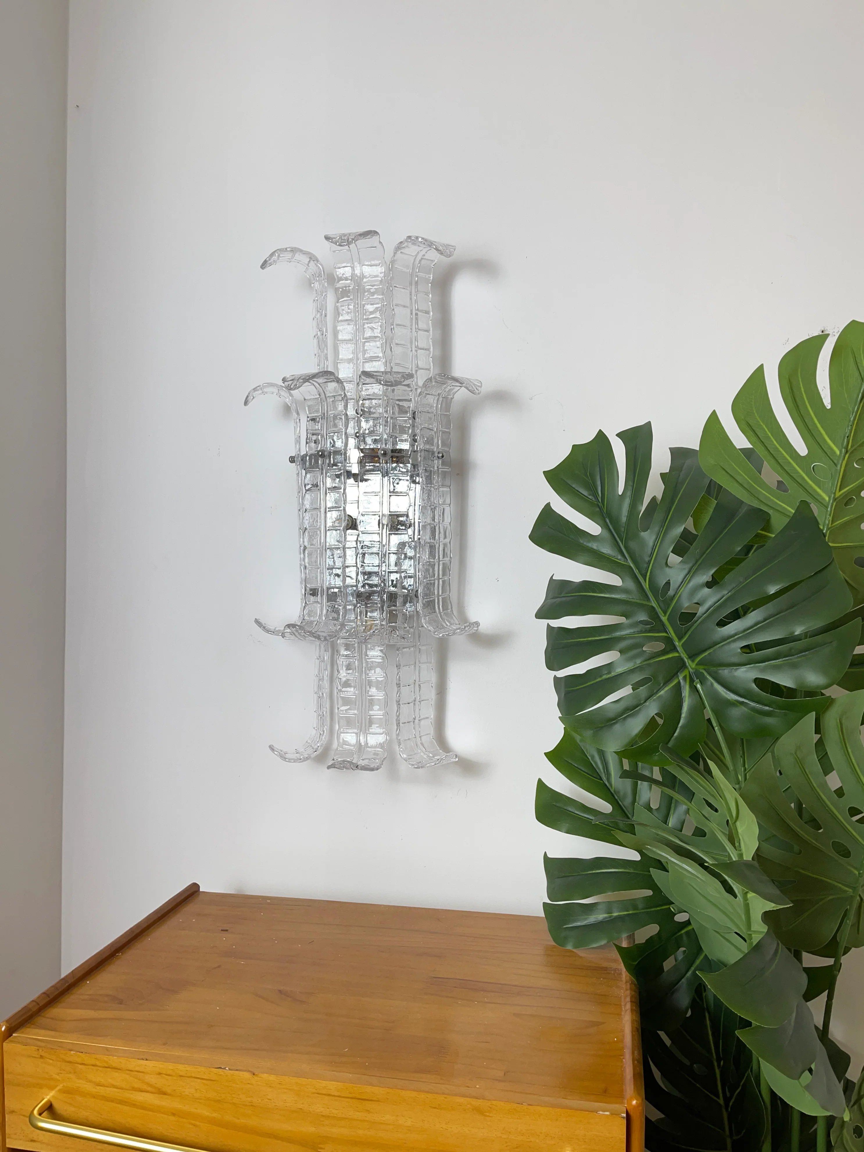 Elegant Murano Leaf Shape Glass Wall Sconce - Image 5