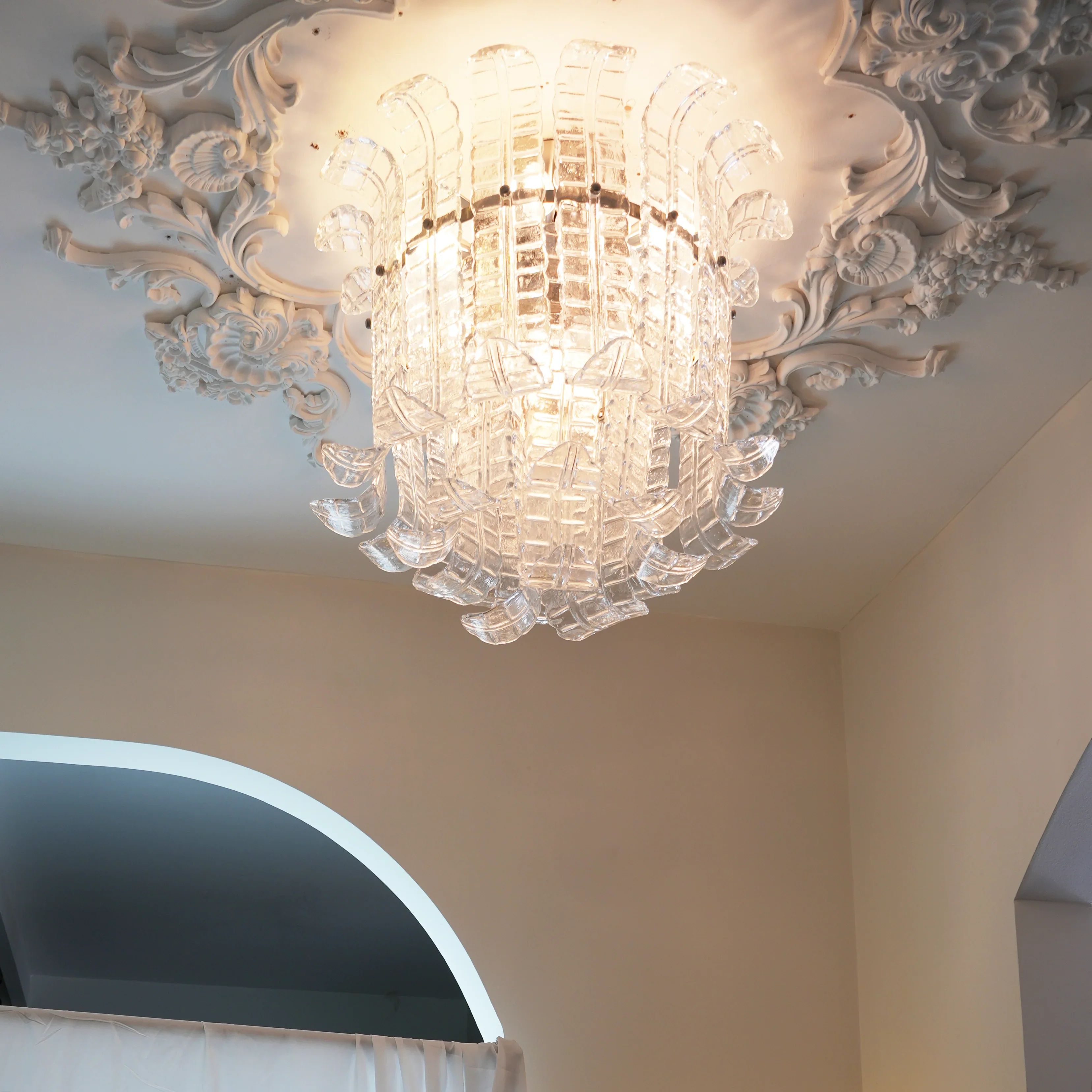 Elegant Murano Leaf Shaped Ceiling Lamp - Image 5