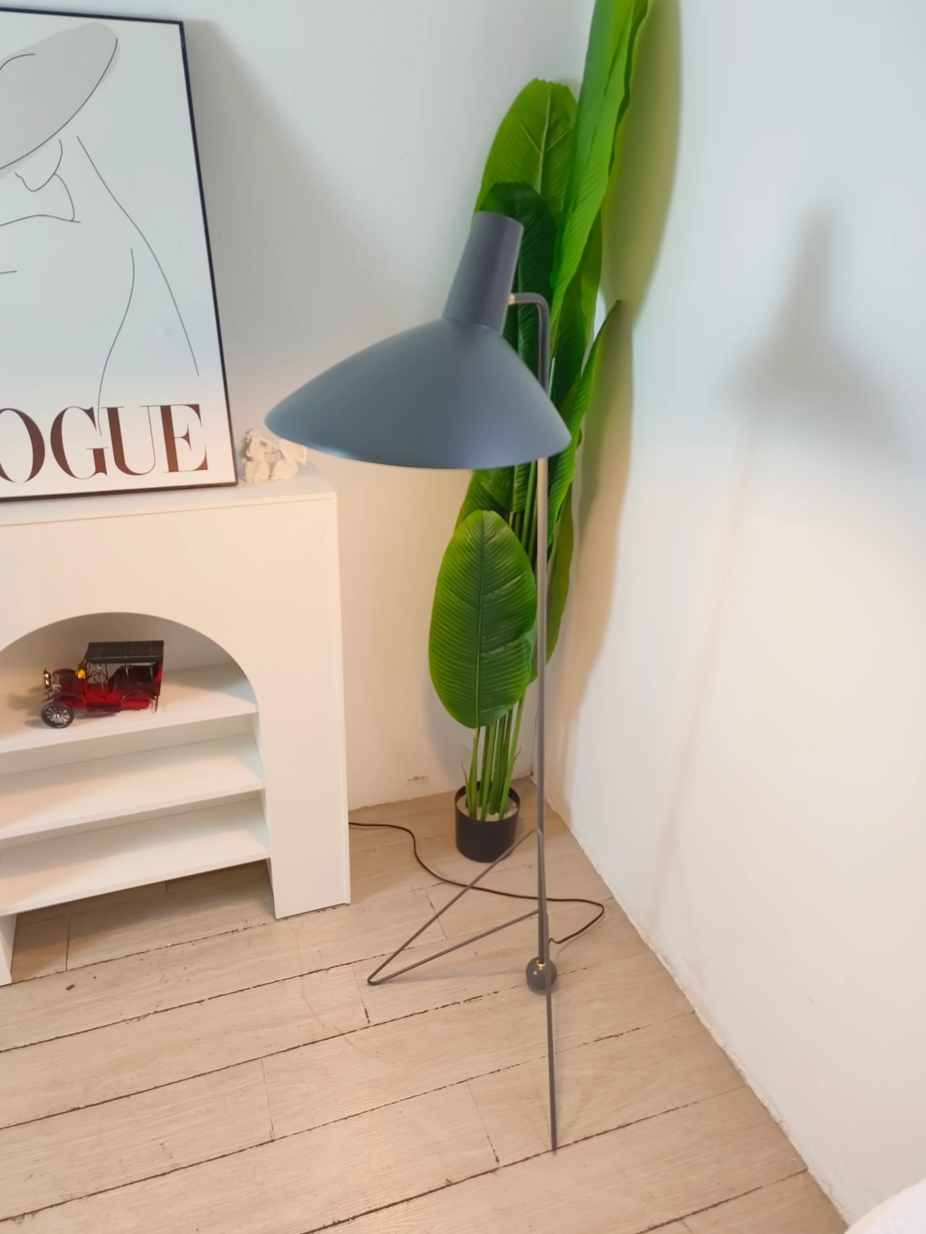 Tripod HM8 Floor Lamp - Image 22