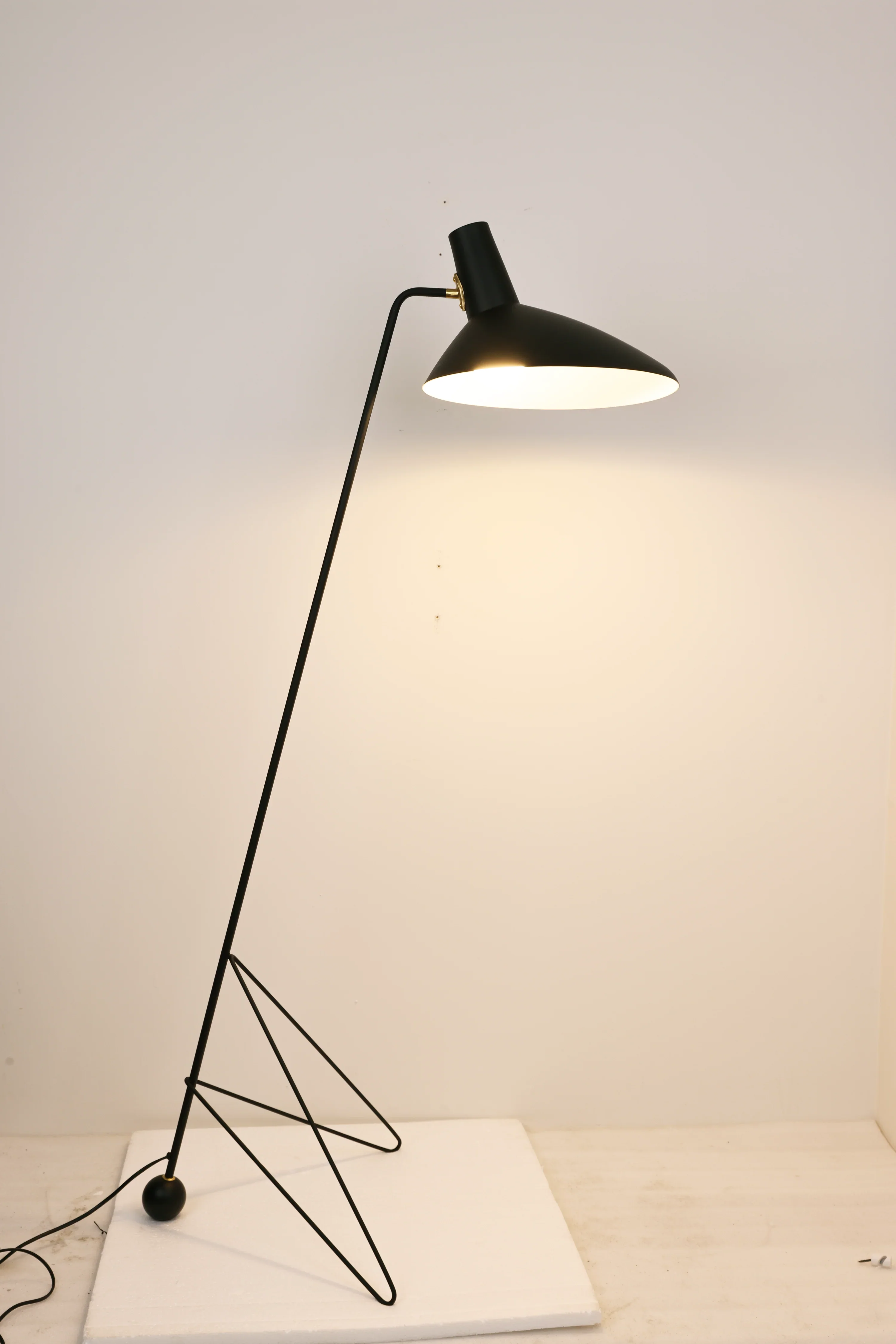 Tripod HM8 Floor Lamp - Image 28