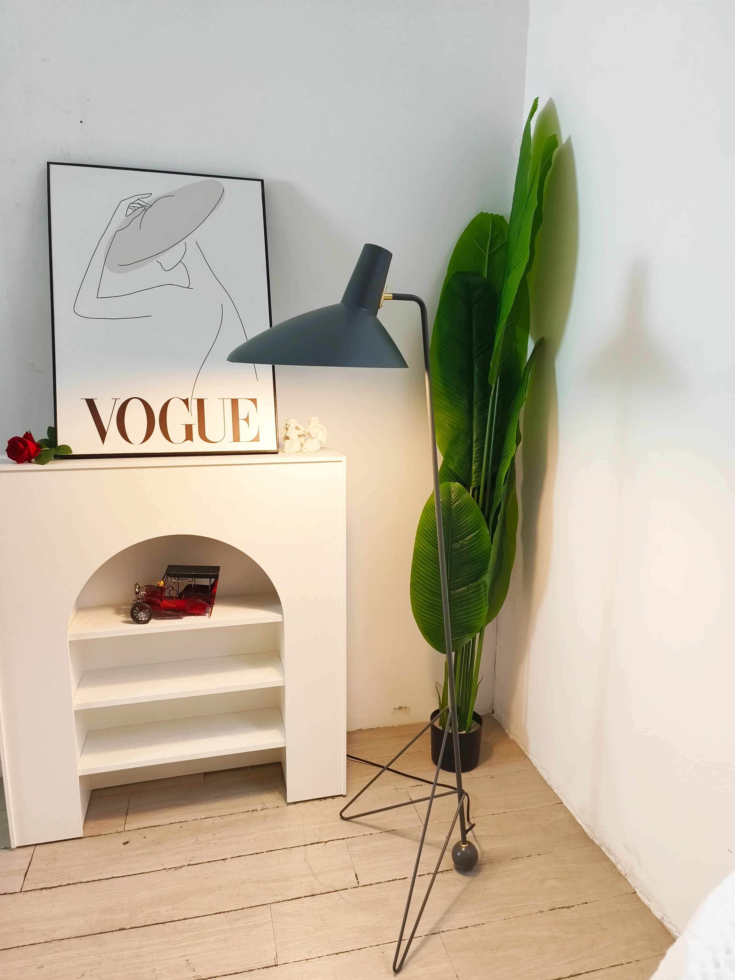 Tripod HM8 Floor Lamp - Image 9
